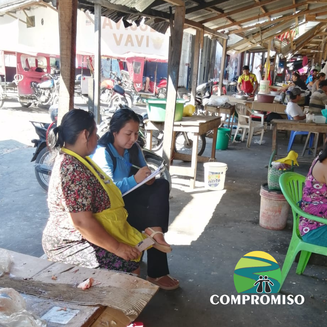 1 Asesora financiera evaluando a una mujer emprendedora